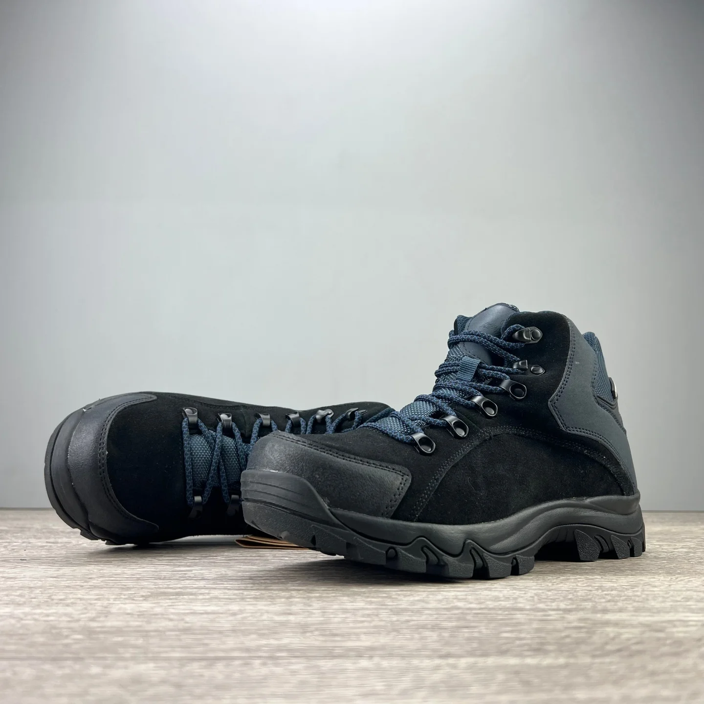 

High-End Men's Outdoor Leather Hiking Shoes Waterproof Mid-High Top All-Terrain Rechargeable Off-Road Durable Rubber Sole