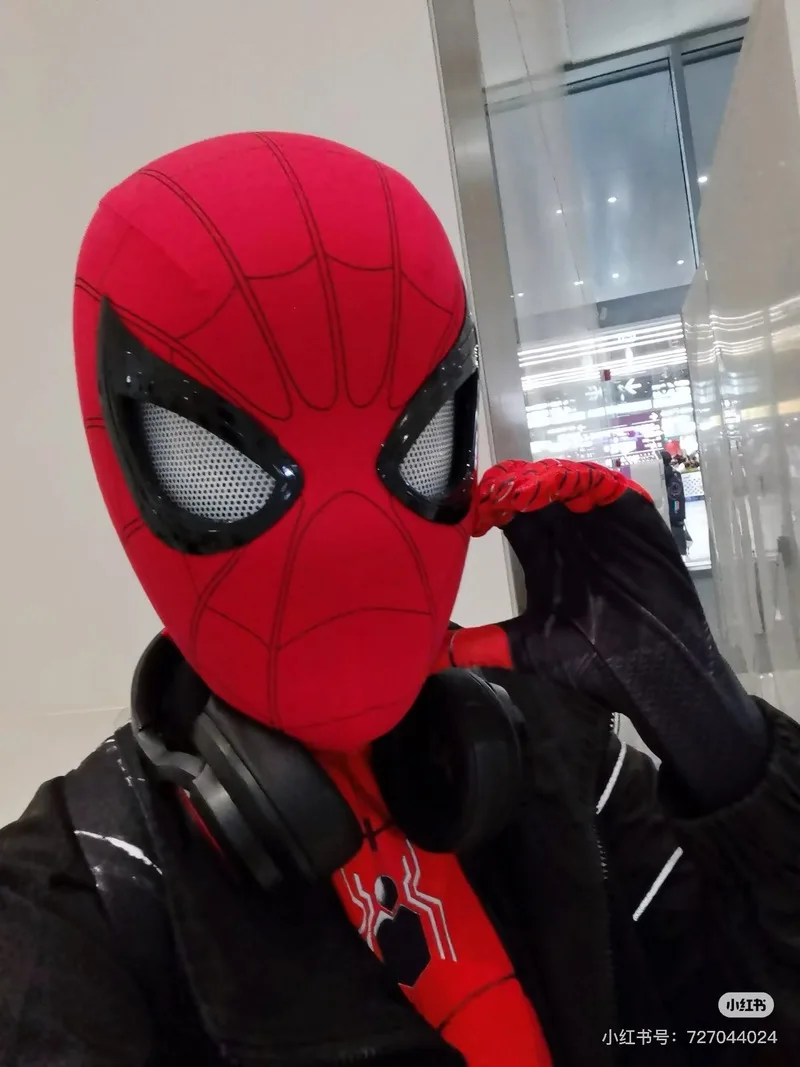 

Электрический мигающий головной убор Человека-паука с дистанционным управлением Marvel, красный и черный, светящаяся и забавная маска, носимые подарки на Хэллоуин