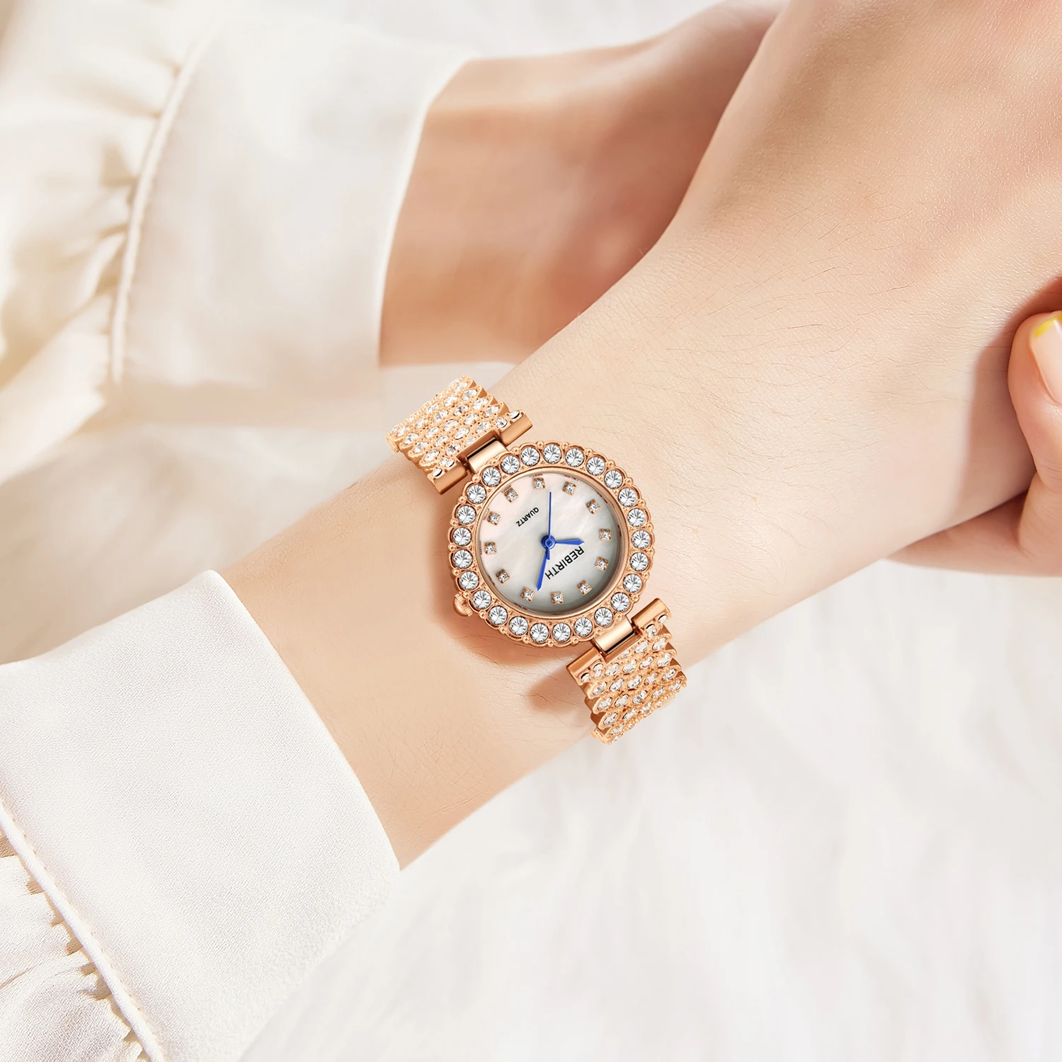 ساعة كوارتز كاجوال وبسيطة وفاخرة مرصعة بالألماس للنساء