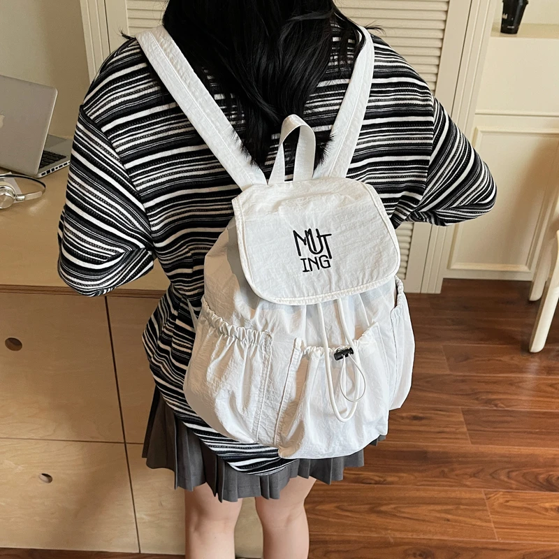 حقائب ظهر عصرية جديدة غير رسمية لعام 2025 ذات جودة عالية وحقائب ظهر محمولة ذات سعة كبيرة وبسيطة ومتعددة الاستخدامات على الطراز الكلاسيكي للنساء