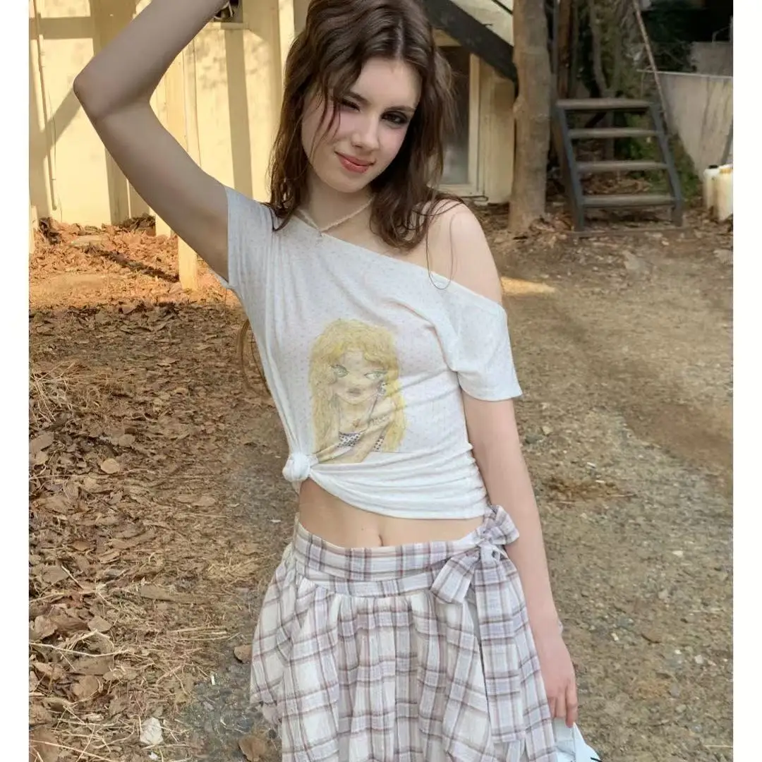 เสื้อยืดสไตล์ Y2K แบบเปิดไหล่ลายอนิเมะสไตล์ยุค 2000 ลายจุดสไตล์วินเทจฮาราจูกุ เสื้อสไตล์อเมริกันย้อนยุค