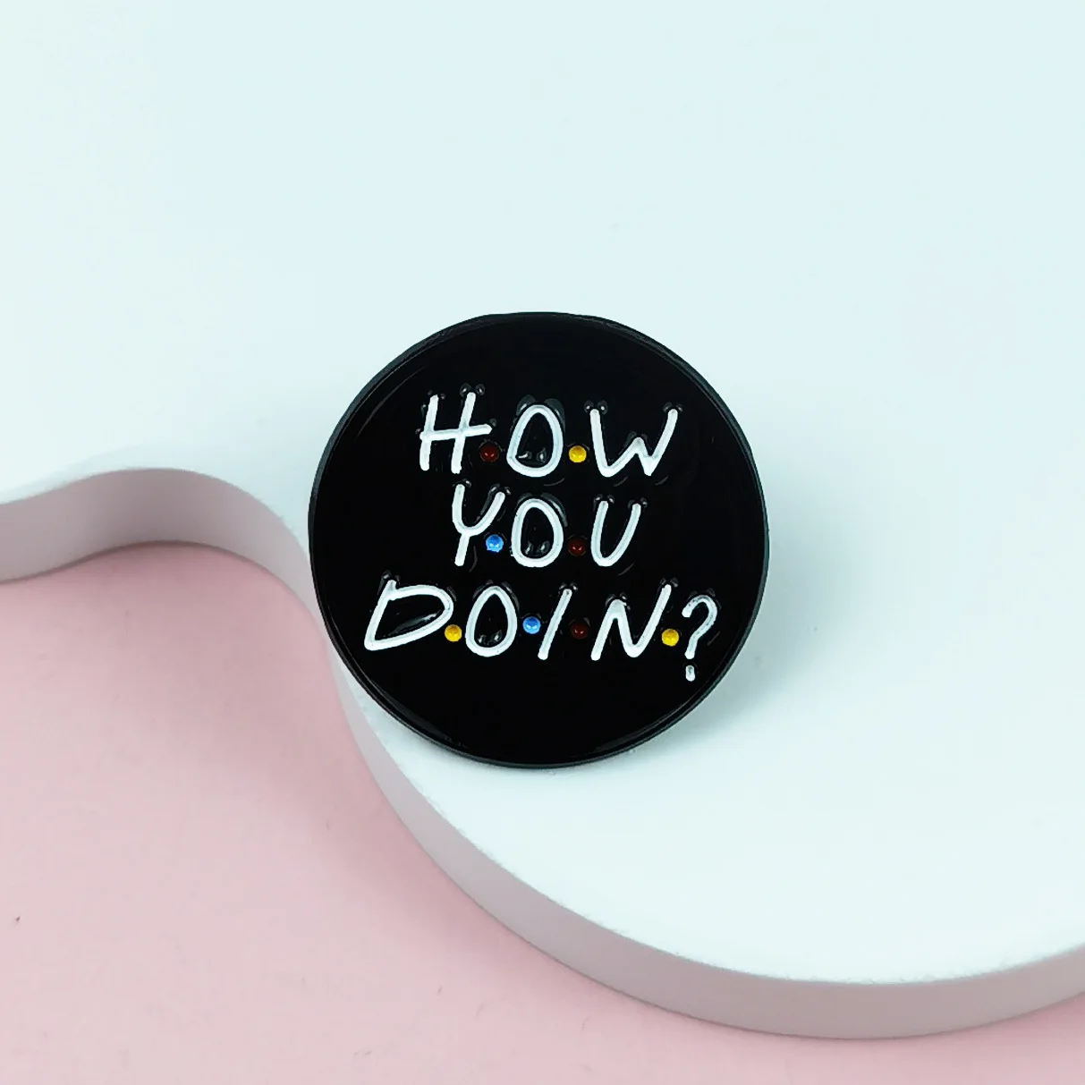 Круглая брошь с английской буквой, персонализированная капля масла, сплав, новый креативный многофункциональный рюкзак, значок, аксессуары для одежды, подарок