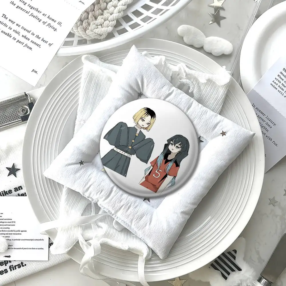 أمين H-Haikyuu وD-Demon القتلة شارات شارات الكرتون دبابيس مستديرة على ظهره سترة الاكريليك زر دبابيس جمع الهدايا