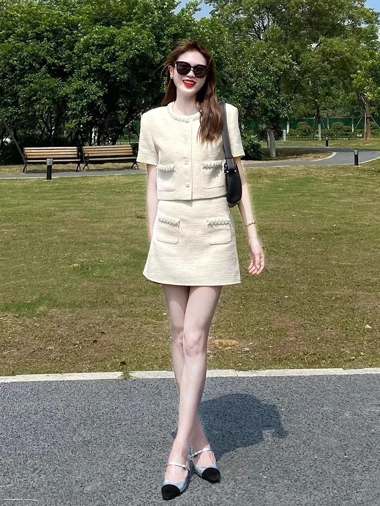 

Модный комплект из топа с коротким рукавом и короткой юбки, женская одежда, элегантный стиль, хлопковый материал, круглый вырез горловины.