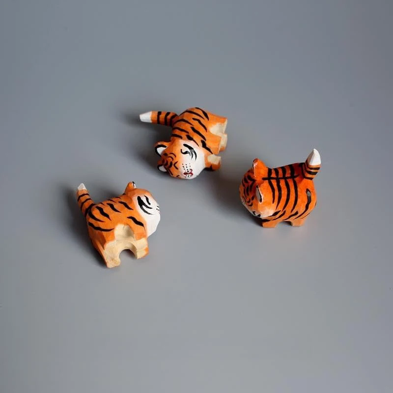 Pequeño Tigre tallado en madera, decoración del hogar, animales del zodiaco, deseos de riqueza, buena suerte, escultura de madera de dibujos animados, adornos de escritorio