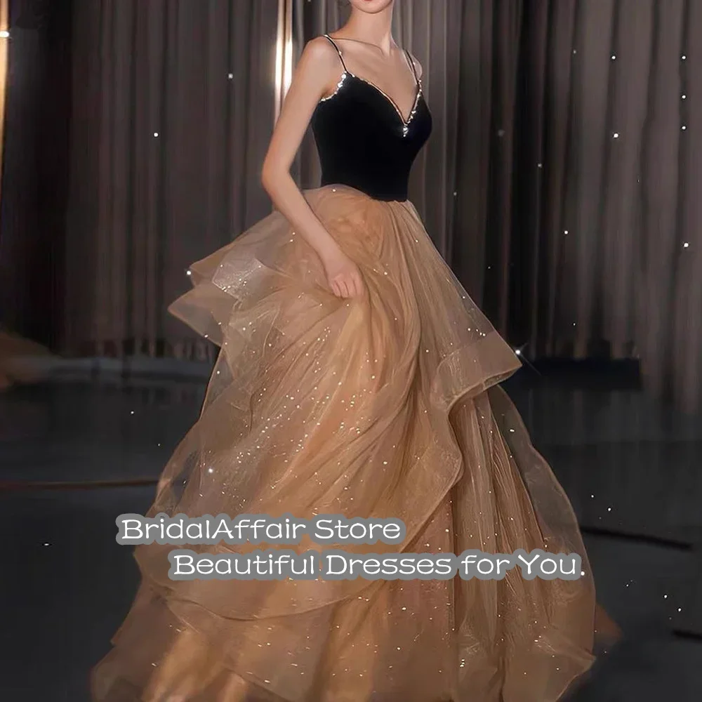 Glänzende schwarze und Champagner-Abschlussballkleider, Spaghettiträger, A-Linie, abgestufter Tüll, Abendparty, formelle Kleider, Cocktailkleid mit V-Ausschnitt