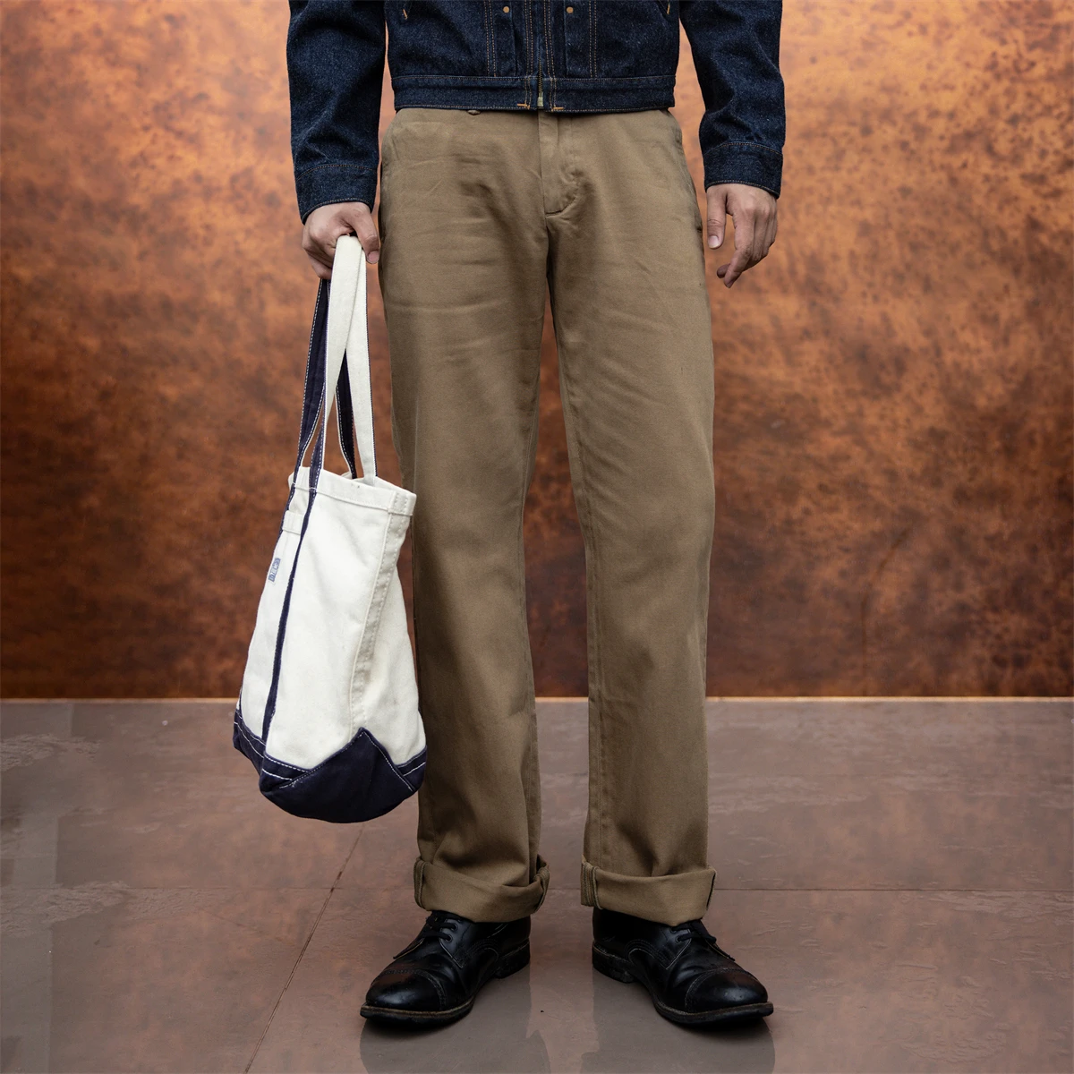 سروال شينو ضابط مصبوغ بالملابس باللون الأحمر تورنادو يناسب الطراز الأمريكي غير الرسمي للرجال في اليوم