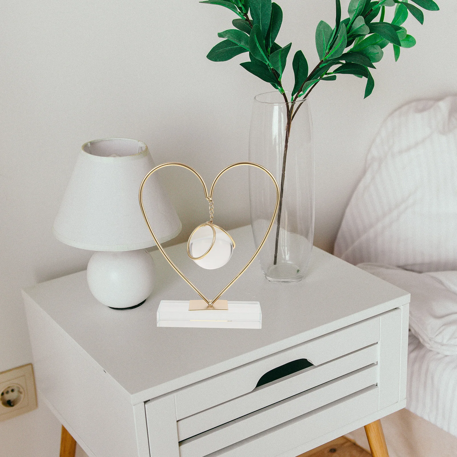 

Iron Art Heart Crystal Ball Table Ornament Lightweight Modern Metal Decor for Home Office Living Room Desktop Centerpiece