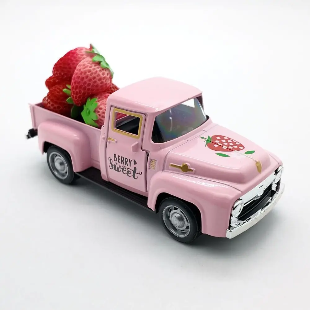 Figurka Vintage Traktor Truskawkowy Dekoracja Sensoryczna Kolekcjonerska Miniatura Samochodu Zabawne Figurki Metalowy Model Miniatury Samochodu