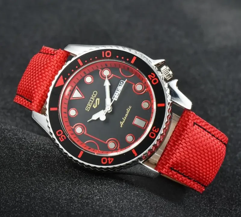 ساعة سيكو الرياضية كوارتز مقاومة للماء للرجال، مينا متعددة الوظائف وعلامات مضيئة، ستانلس ستيل أو حزام مطاطي.