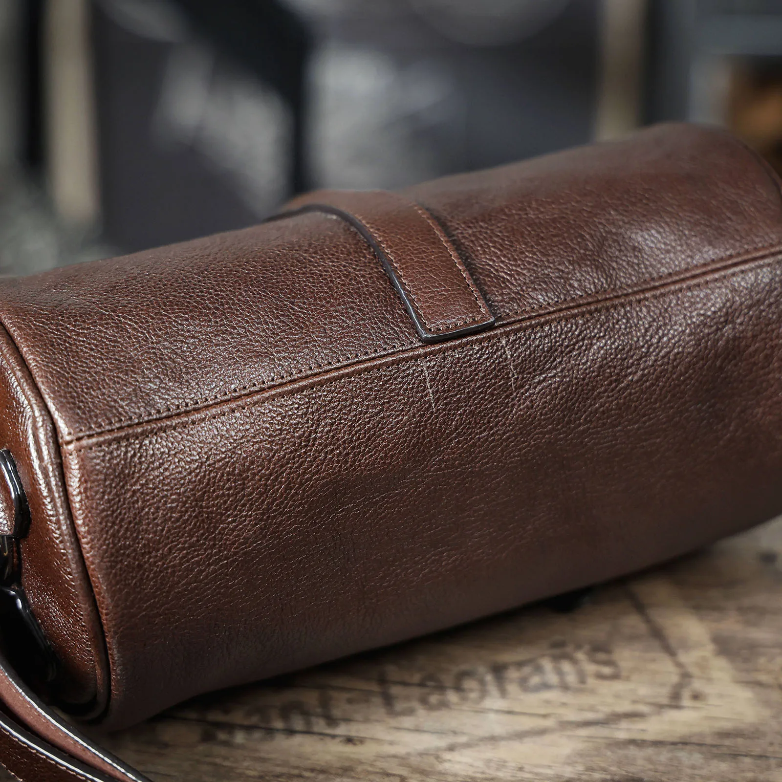 Echte Leder-Umhängetasche für Herren, Zylindertasche, schlicht, aus hochwertigem, pflanzlich gegerbtem Rindsleder, modisch und lässig – Detail 15