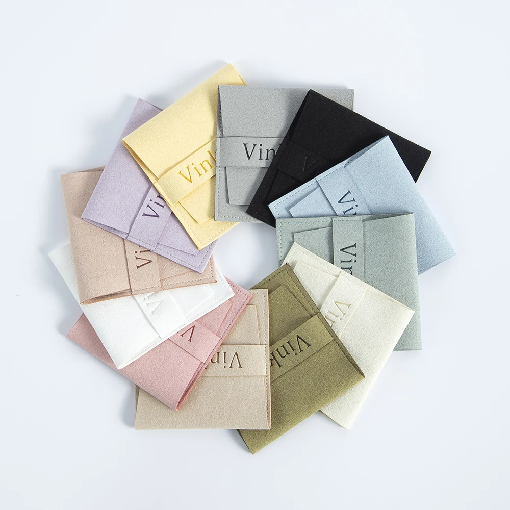 100pcs 사용자 정의 로고 마이크로 화이버 벨벳 작은 선물 가방 8x8cm 쥬얼리 귀걸이 목걸이 주머니 크리스마스 결혼식 호의 사탕 가방