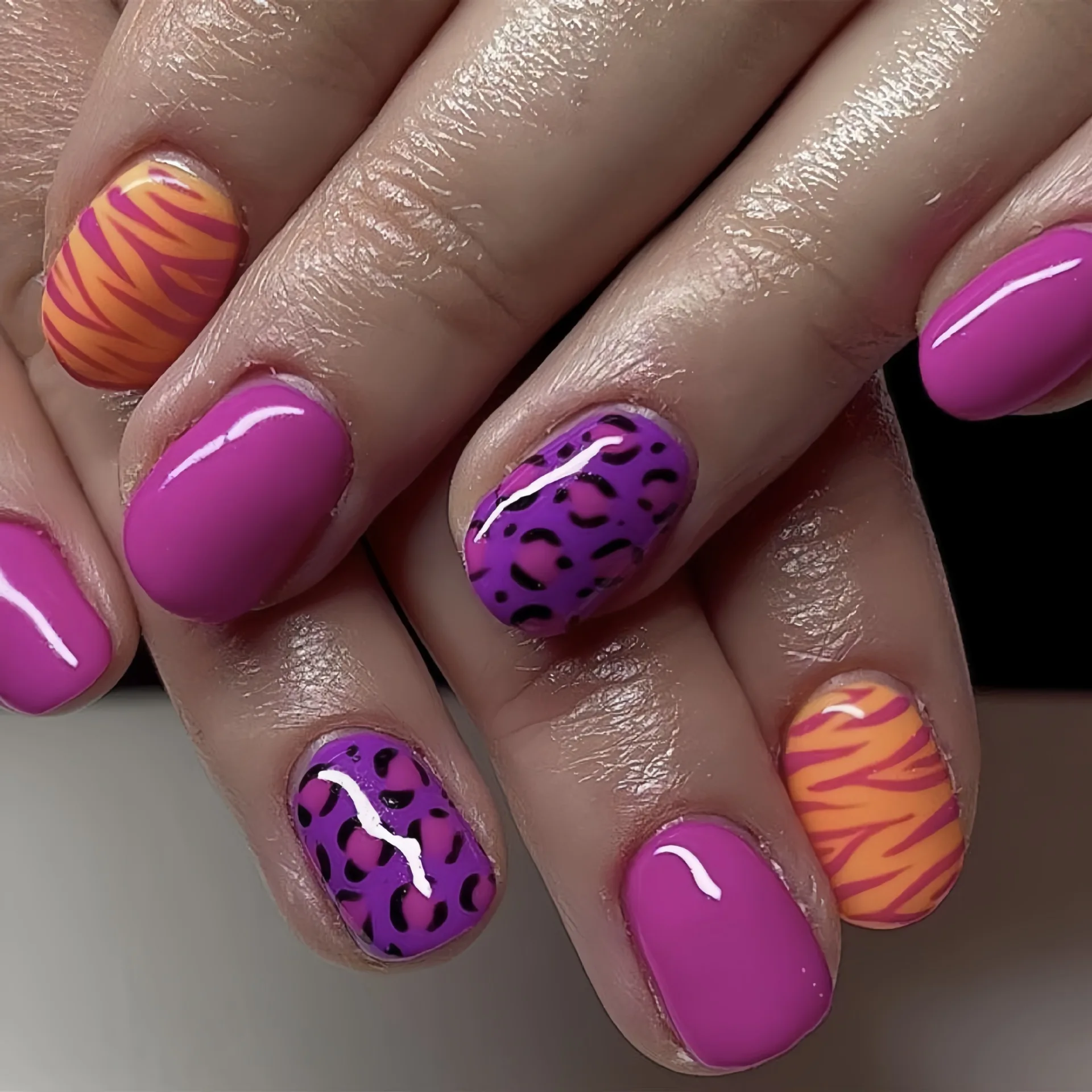 أظافر صناعية قصيرة طويلة للنساء والفتيات على الموضة باللون الأسود والأرجواني والأزرق اللامع أو أطراف فرنسية لامعة اضغط على الأظافر الصناعية