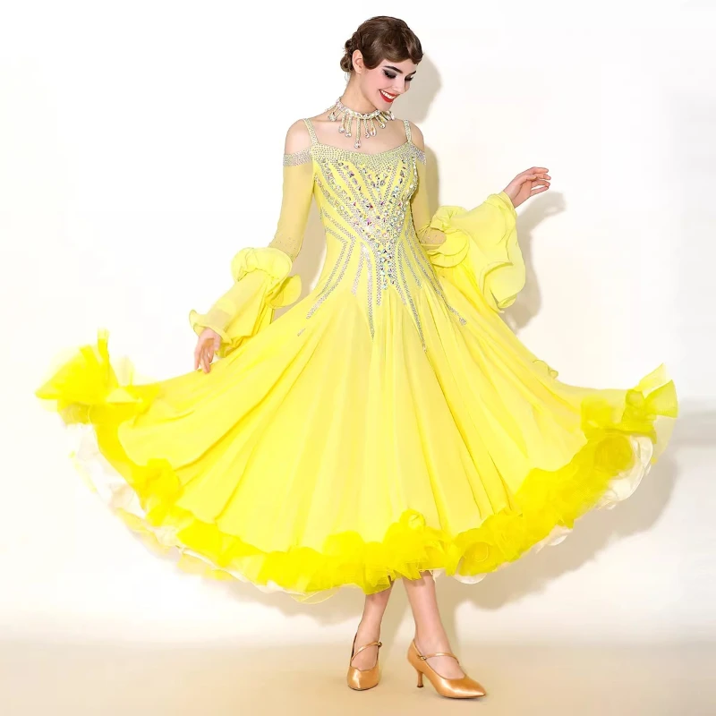 

New Elegant Light Yellow Modern Ballroom Dress Flowy Swing Skirt Design Suitable for Competitions Training and Formal Events