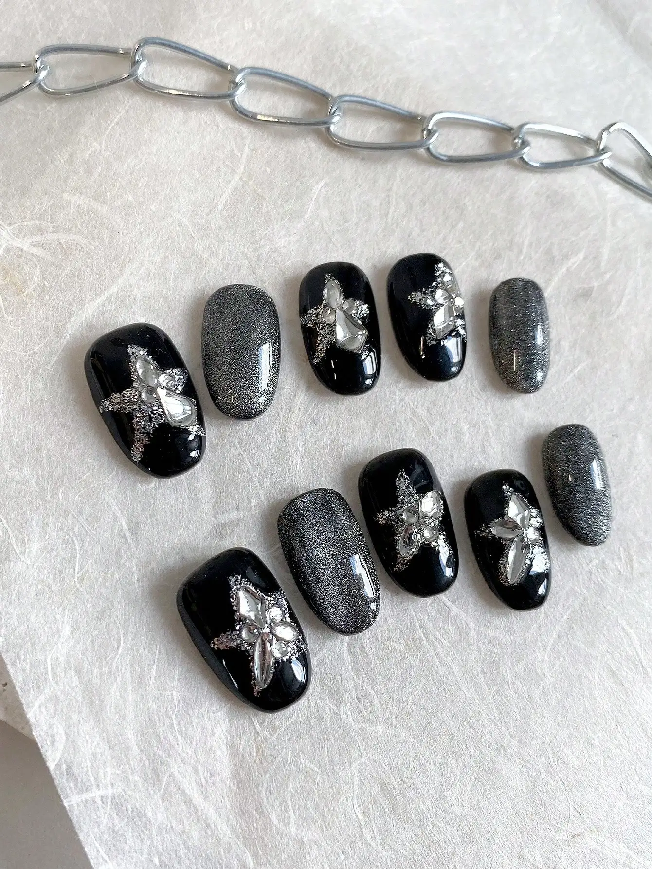 10-Piece Short Oval-Shaped Press-On Nails, Pure Black with Silver Glitter Cat-Eye Nail Art, Simple Style Nail Stickers with Rhinestones and Fine Glitter Star Elements, Fake Nails for Office Workers, Mature and Sweet Girls for Daily Wear, Y2K Punk Style Halloween Press-On Nails