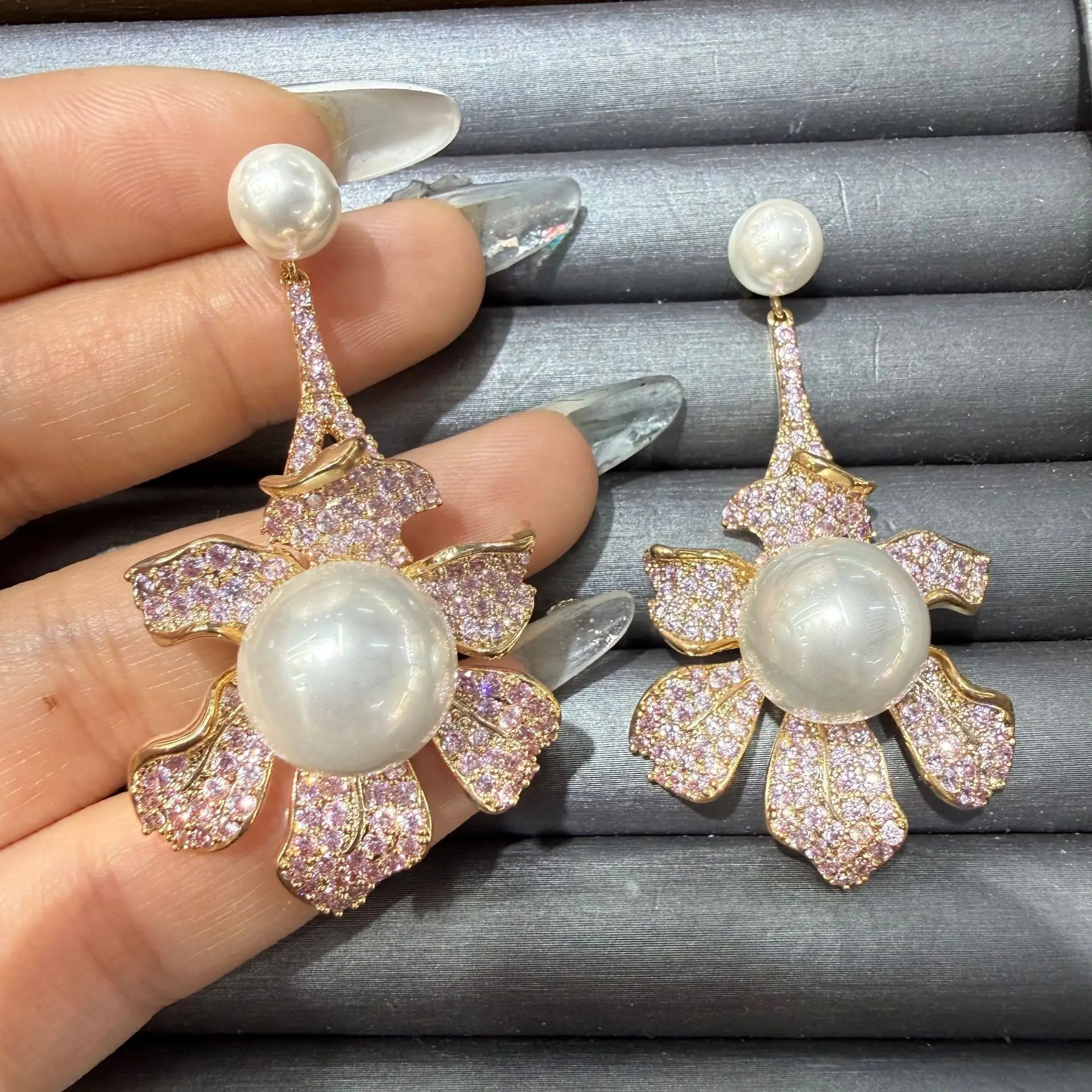 

Sparkly Cubic Zirconia Flower Earrings for Women Luxury Jewelry Pink White Zircon Pearl Dangle Earrings Elegant Dinner Party