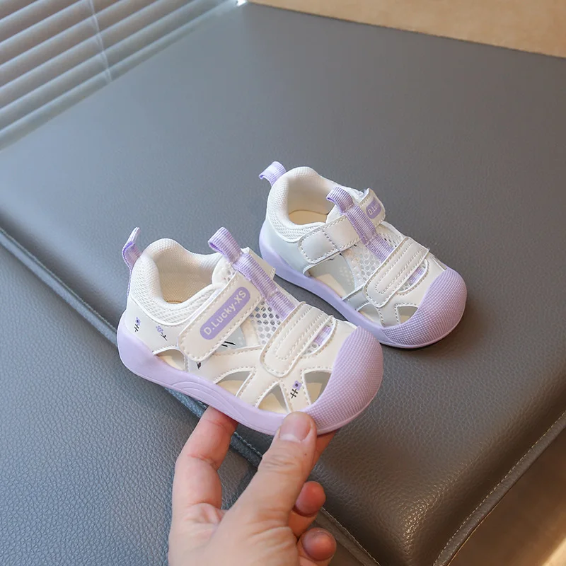 الصيف الأولى مشوا موضة جديدة بسيطة طفلة حذاء المضادة للانزلاق لينة سوليد حذاء كاجوال العصرية جوفاء خارج شقة بيبي بوي الأحذية