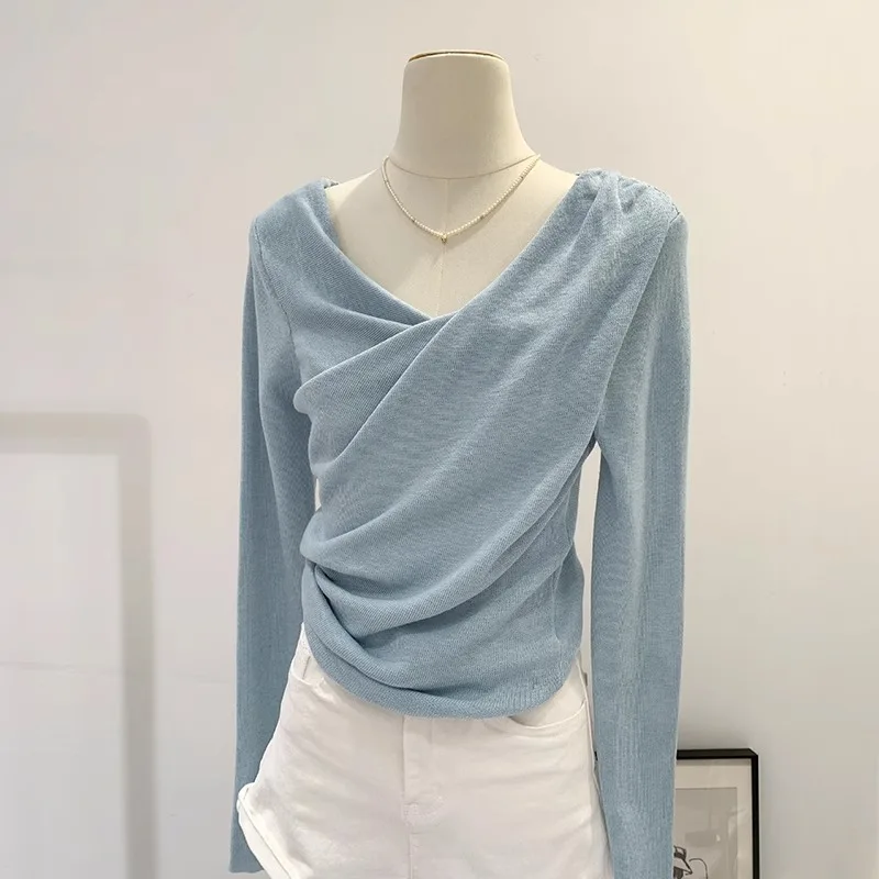 

Новинка весны 2025 года, облегающая темпераментная футболка в корейском стиле с длинными рукавами, простая однотонная плиссированная короткая трикотажная футболка с v-образным вырезом