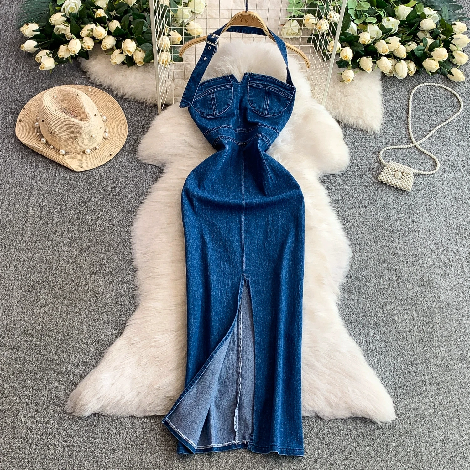 

Женское летнее джинсовое платье без рукавов с разрезом и высокой талией