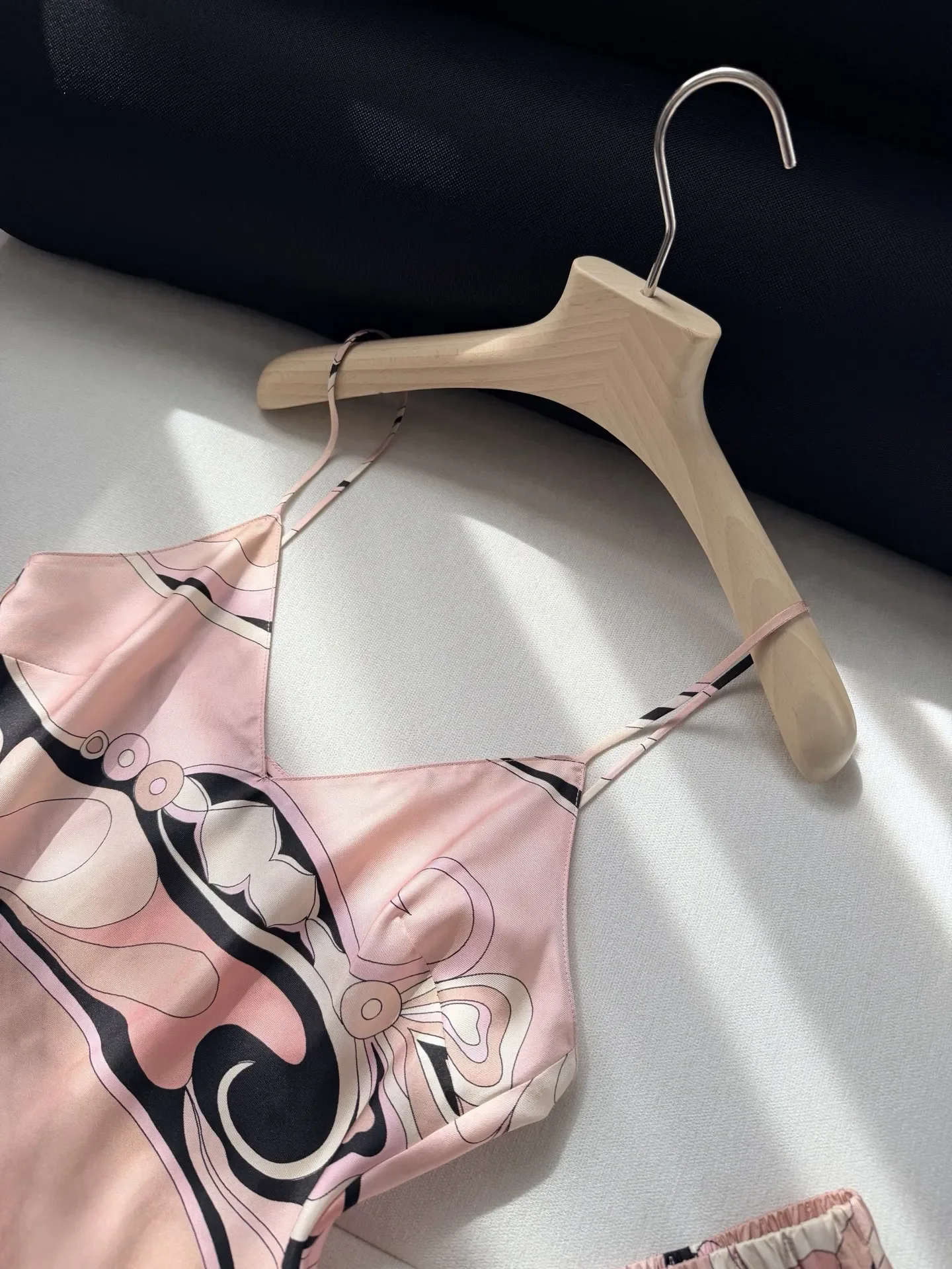 

high-end Summer V-neck Design Resort Silk Camisole + Silk Stretch Shorts