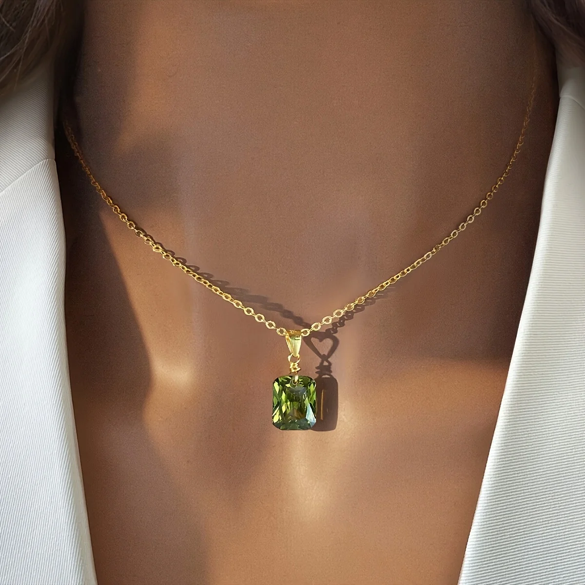 

One-piece bright green women's square pendant necklace made of S925 silver, exquisite jewelry, suitable for parties and dating