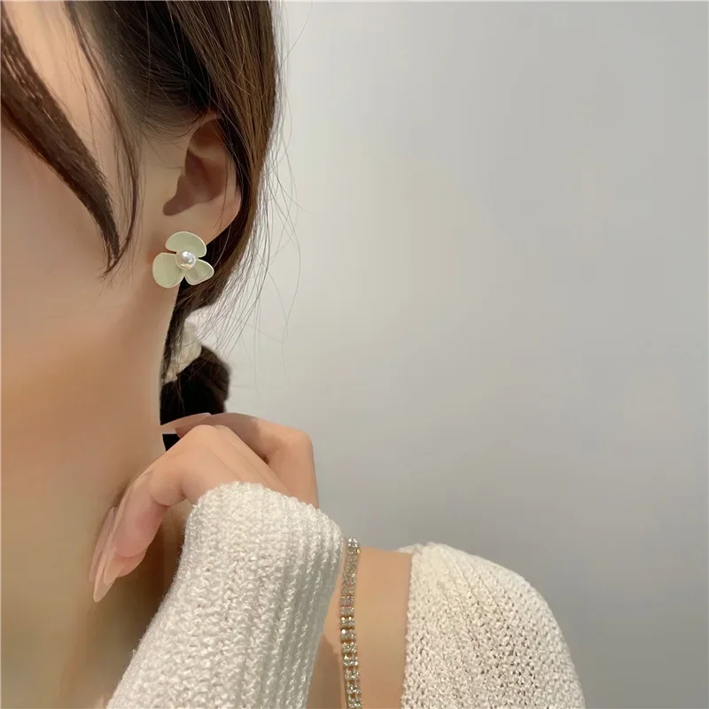 Korean Imitation White Pearl Flower Clip Earrings Without Piercing Hole Women Small Simple Three Petal Flower Ear Clips Earrings