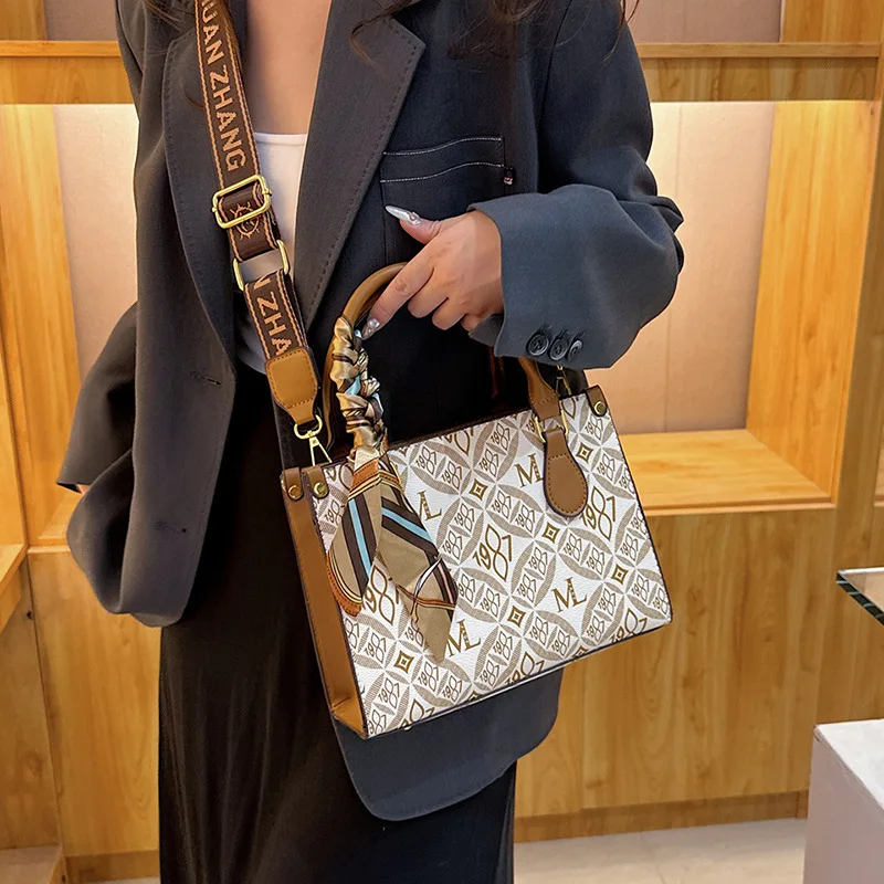 กระเป๋าโท้ททรงประติมากรรม 2025 SS กระเป๋าสะพายไหล่และสะพายข้างแบบปรับเปลี่ยนได้สำหรับผู้หญิง ใช้งานได้ทั้งกลางวันและกลางคืน ดีไซน์ทันสมัย