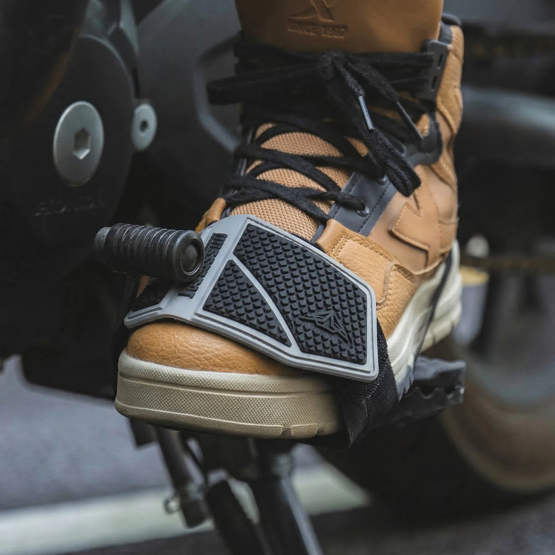 واقي حذاء لنقل السرعات في الدر - مراجعة Motorcycle Gear Boots وسعره