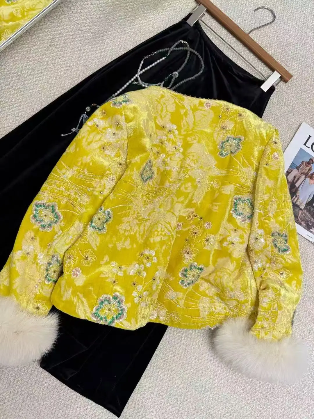 ملابس نسائية جديدة على الطراز الصيني لشتاء 2025 سترة عصرية ودافئة مع تطريز مطرز بأكمام طويلة من فرو الثعلب