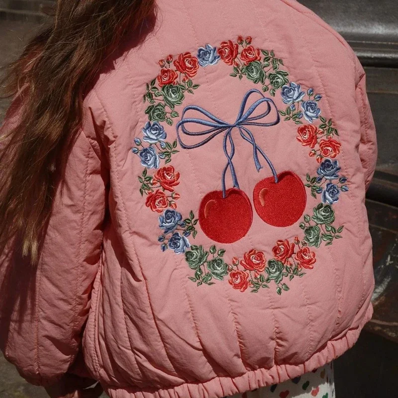 2025 خريف شتاء جديد KS ماركة رائعة الفتيات سميكة مطرزة سترة مطبوعة دافئة يندبروف أسفل سترة ملابس الأطفال