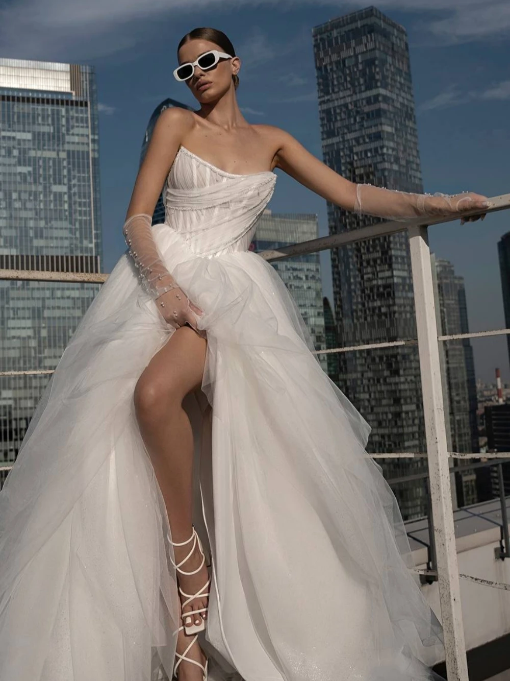 Vestido de novia con corsé Simple a la moda, ropa de novia con perlas y abertura lateral blanca, elegante, con cremallera en la espalda, tul sin tirantes, personalizado para mujer