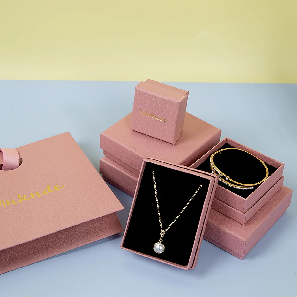 

Ожерелье с логотипом на заказ, серьги, браслет, кольцо, шкатулка для драгоценностей 5x8x3 см, розовая шкатулка с узором личи, шкатулка для драгоценностей, органайзер для путешествий, упаковка, оптом