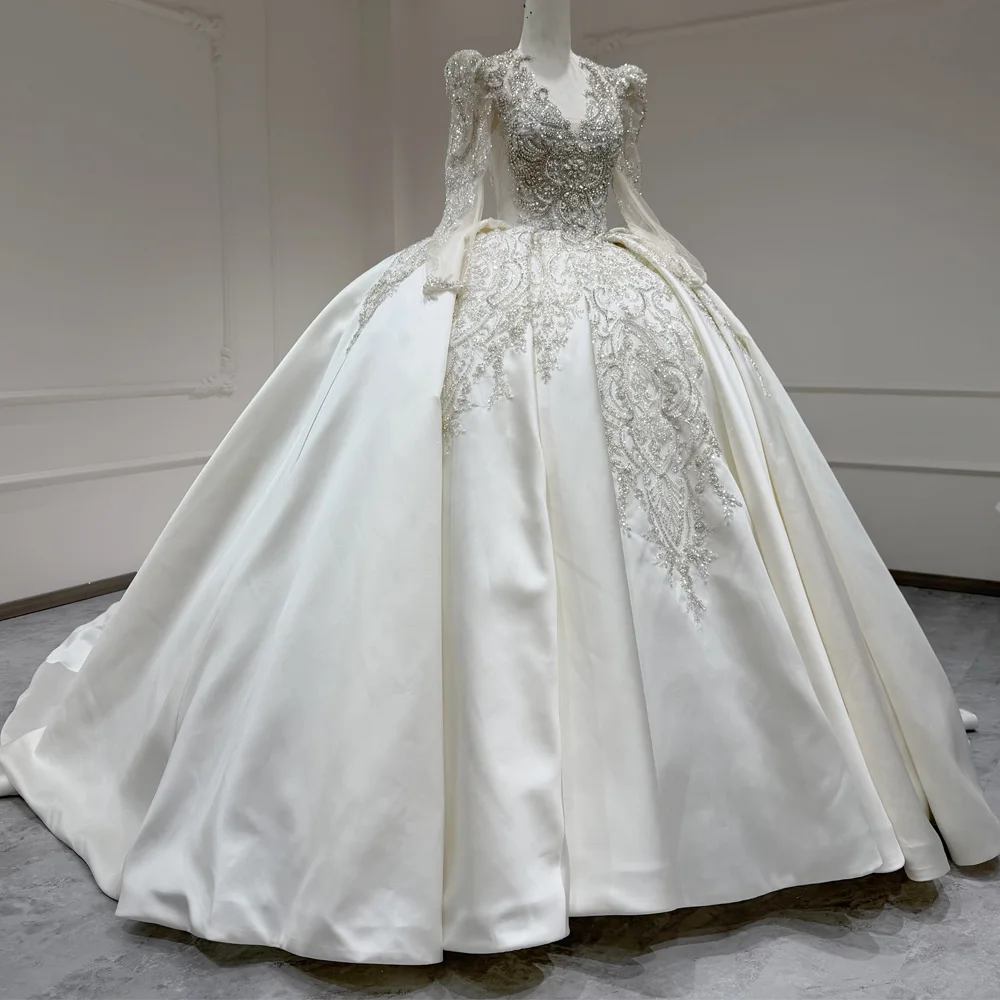 فستان زفاف قابل للتخصيص بياقة على شكل V وأكمام طويلة مع ظهر مفتوح وتطريز وكريستال، تصميم 2026