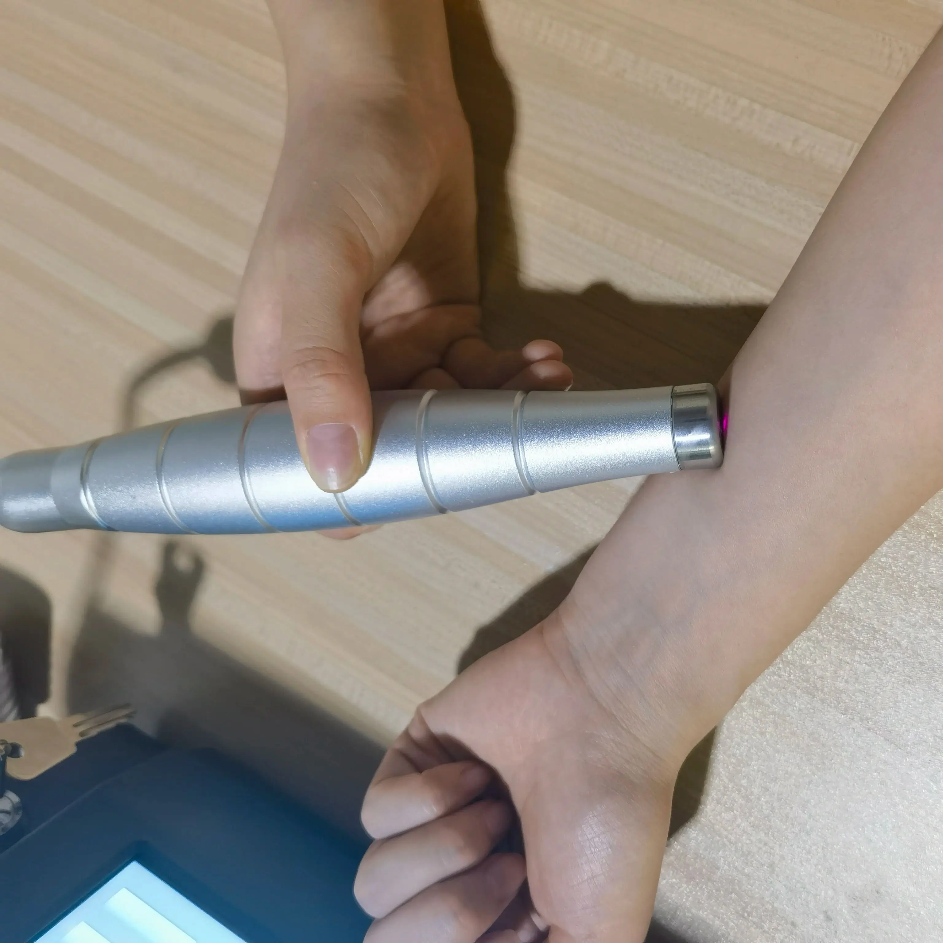 

Professional Handheld 1055mW HLKGO Advanced Laser Machine Arthritis, Tendonitis & Muscle Pain at Home (16 Diodes)