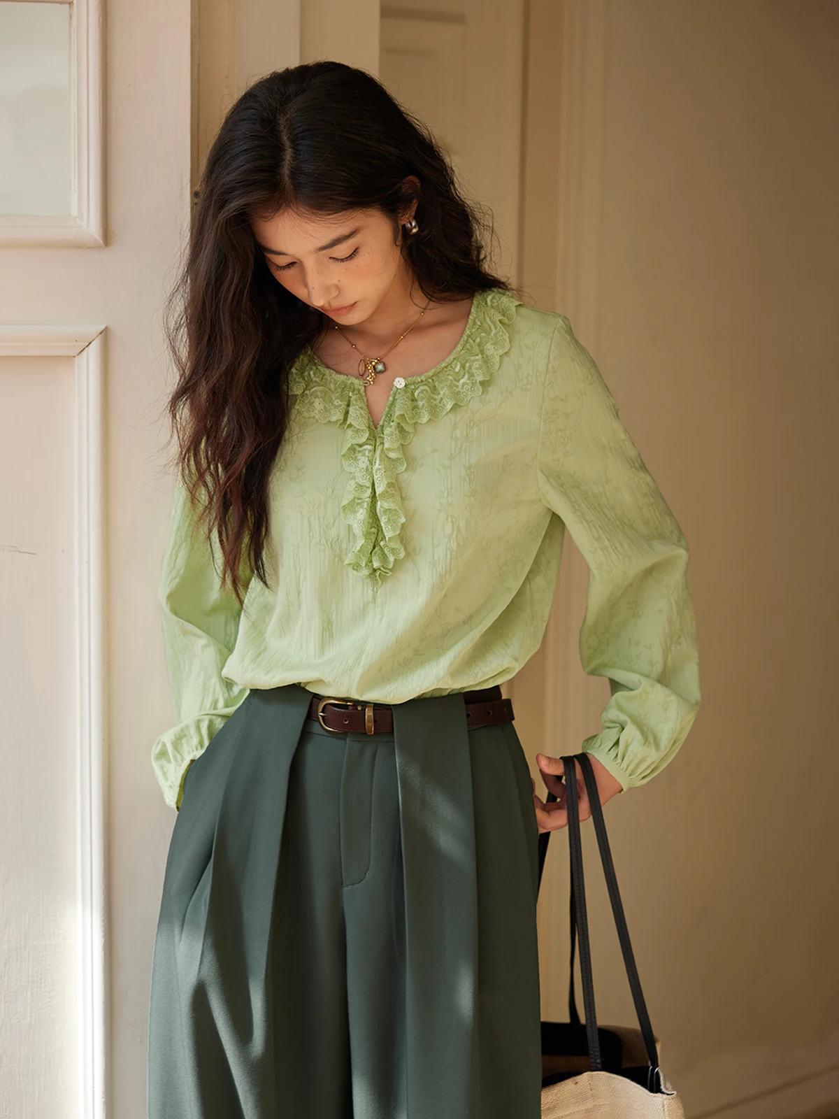 

Solighter винтажная кружевная отделка irt женский свободный длинный топ све для поездок на работу с цветочной вышивкой из полиэстера и смеси хлопка