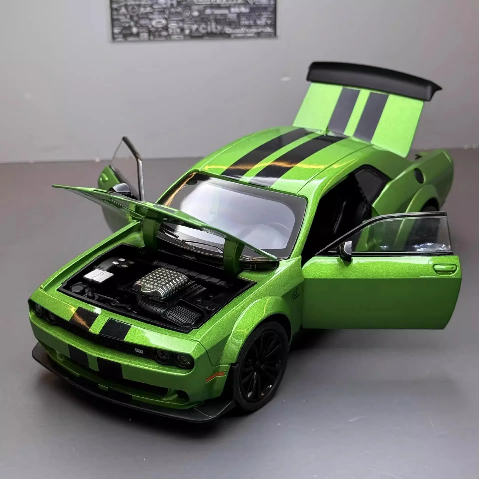 

1:22 SRT Hellcat Classic Sports Car Alloy Diecast Model Car Sound Light Pull Back Collection Hobby Toy Gift