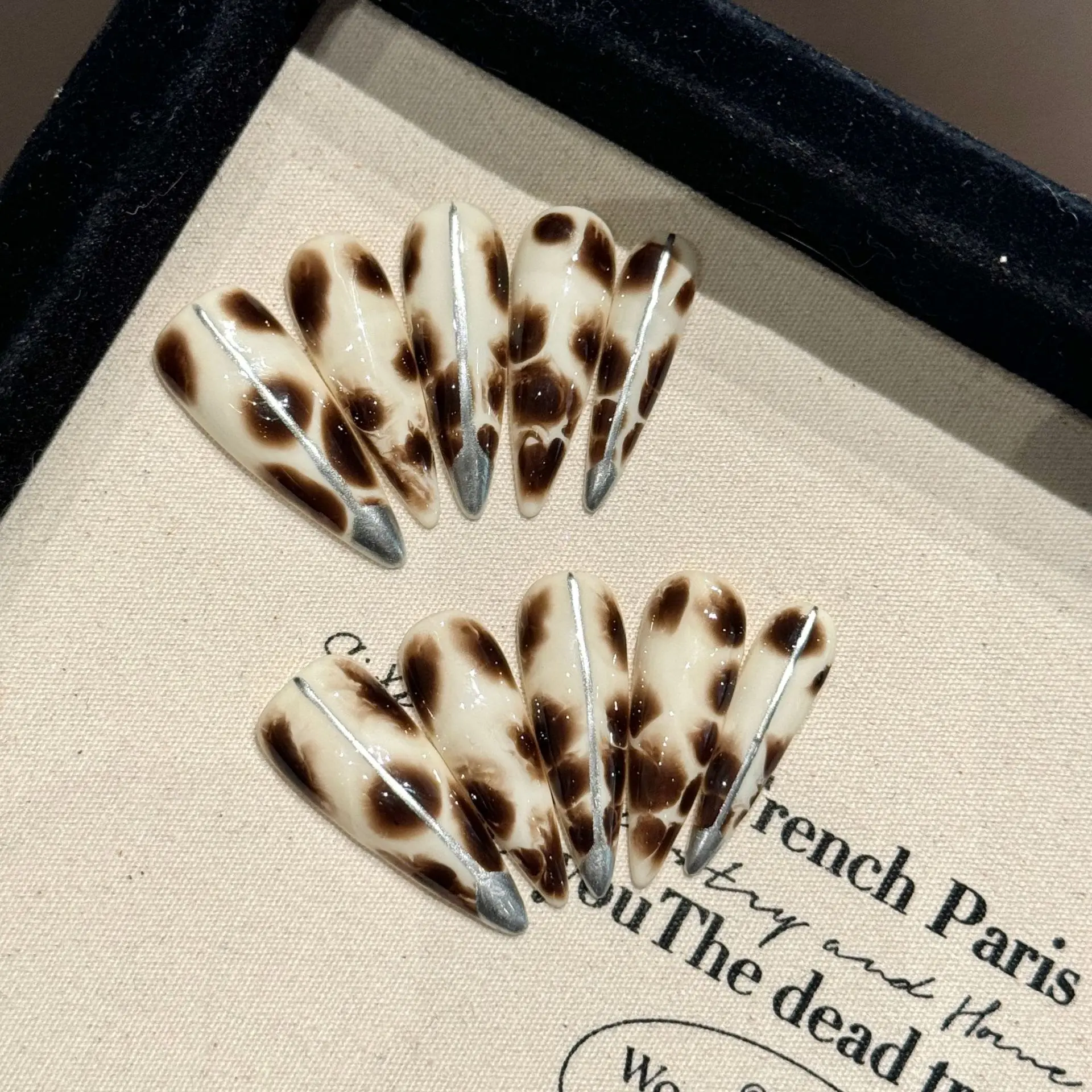 

Накладные ногти Milk Cool Leopard Print Spice Girl, очень длинные, в форме стилетто, молочно-белые, акриловые, с ручной росписью, леопардовый принт, серебристый блеск.