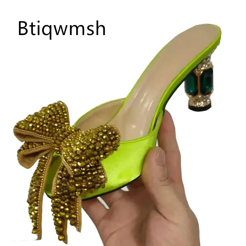 

Роскошные зеленые атласные сандалии со стразами, женские шлепанцы на высоком каблуке с открытым носком и узлом-бабочкой, женская пикантная обувь для вечеринок