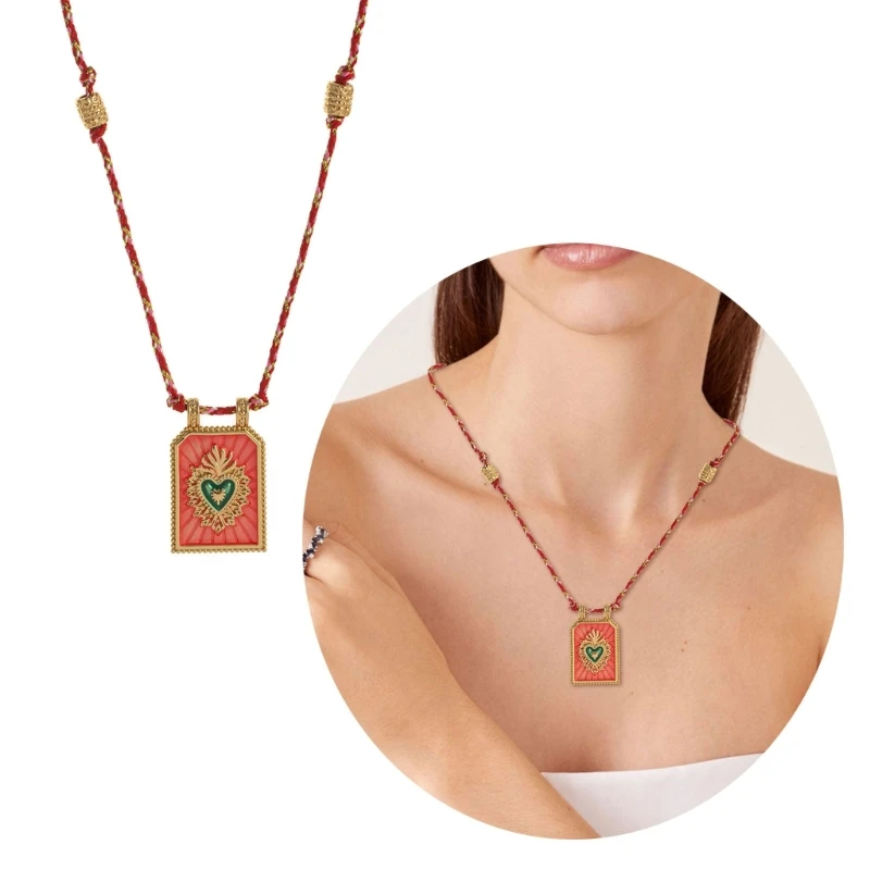 Q0KE Gold Plated Tarot Card Pendant Necklace In Retro Fashion for Fashion Enthusiasts