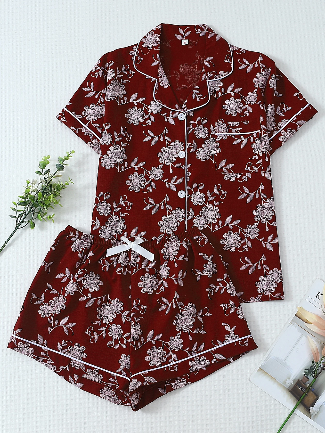 

Two-Piece Comfortable Red-Bottomed Rattan Flower Print Lapel Button Short-Sleeve Top with Pockets and Bow Shorts Spring/Summer Women's Pajama Loungewear Set Suitable for Home Use