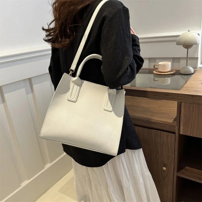 حقيبة كروس نسائية أنيقة مصنوعة من جلد المذنب مع وسادة بلغاريا أنيقة وواسعة ومظهر يومي ناعم