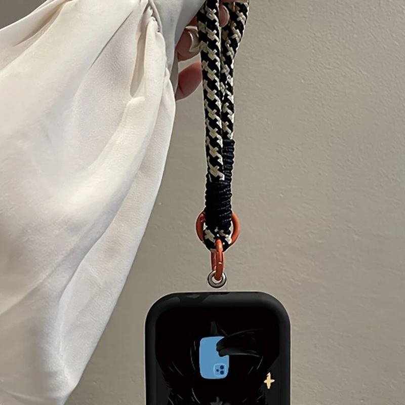 Schwarze Handyhülle mit coolem Katzenmuster und Tragegurt für iPhone 15 16 17 Pro Max 14 13 12 11 Pro XS Plus, stoßfest, matt, aus Silikon. – Detail 4