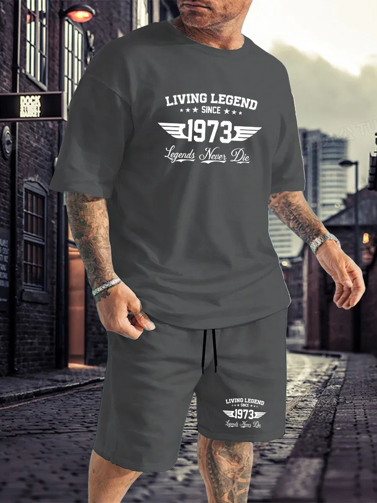 Conjunto de 2 piezas con estampado Living Legend 1973 para hombre, conjunto de camiseta informal de manga corta, chándal transpirable de verano para hombre