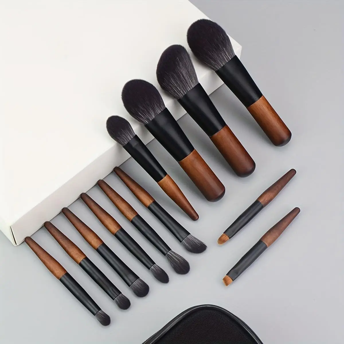 12-teiliges Make-up-Pinsel-Set aus Ziegenhaar, Mini-Reisepinsel-Set aus Holz mit Etui für Puder, Concealer, Lidschatten, Augenbrauenpinsel, Werkzeug