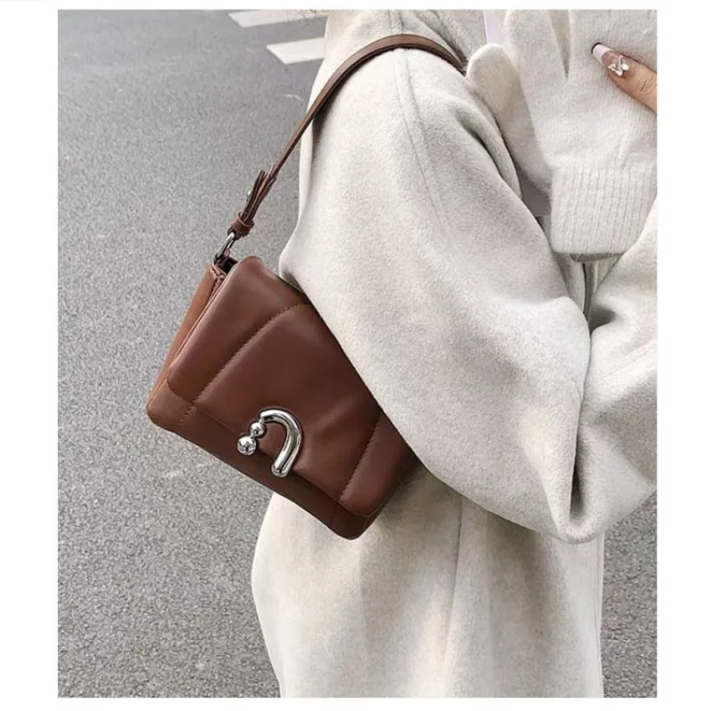 

2023Fashion Trend New Women's Bag Exquisite Hand-held Floral Roll Bag High-end Exquisite Niche Shoulder Bag Diamond Underarm Bag