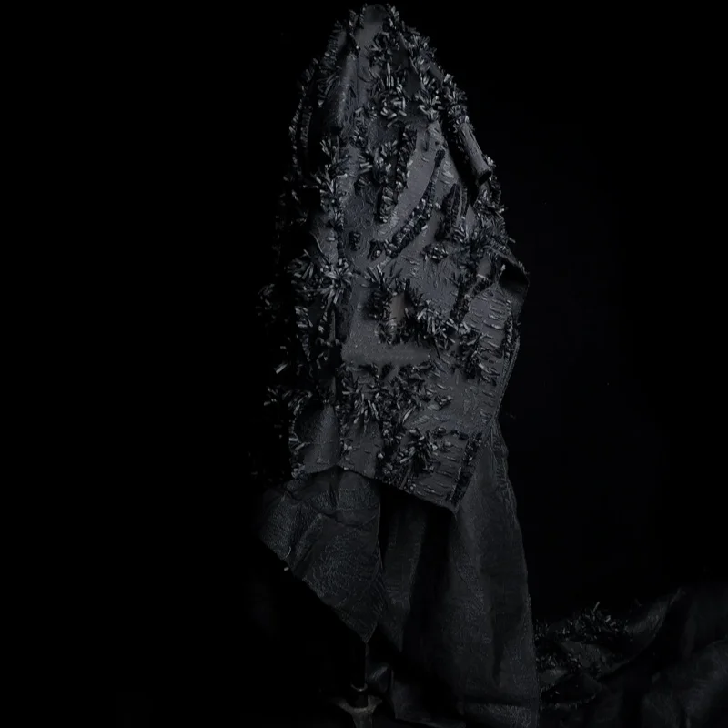 tessuto-artistico-di-alta-qualita-per-abbigliamento-design-originale-nero-con-texture-plissettata-e-nappe-alla-moda-e-fatto-a-mano