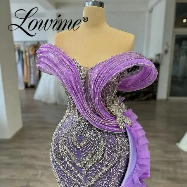 Lange lila Meerjungfrau-Abendkleider mit seitlichem Schwanz, glitzernde Kristalle, Perlen, ärmellos, gerüscht, schulterfrei, Hochzeits-Dinner-Kleider