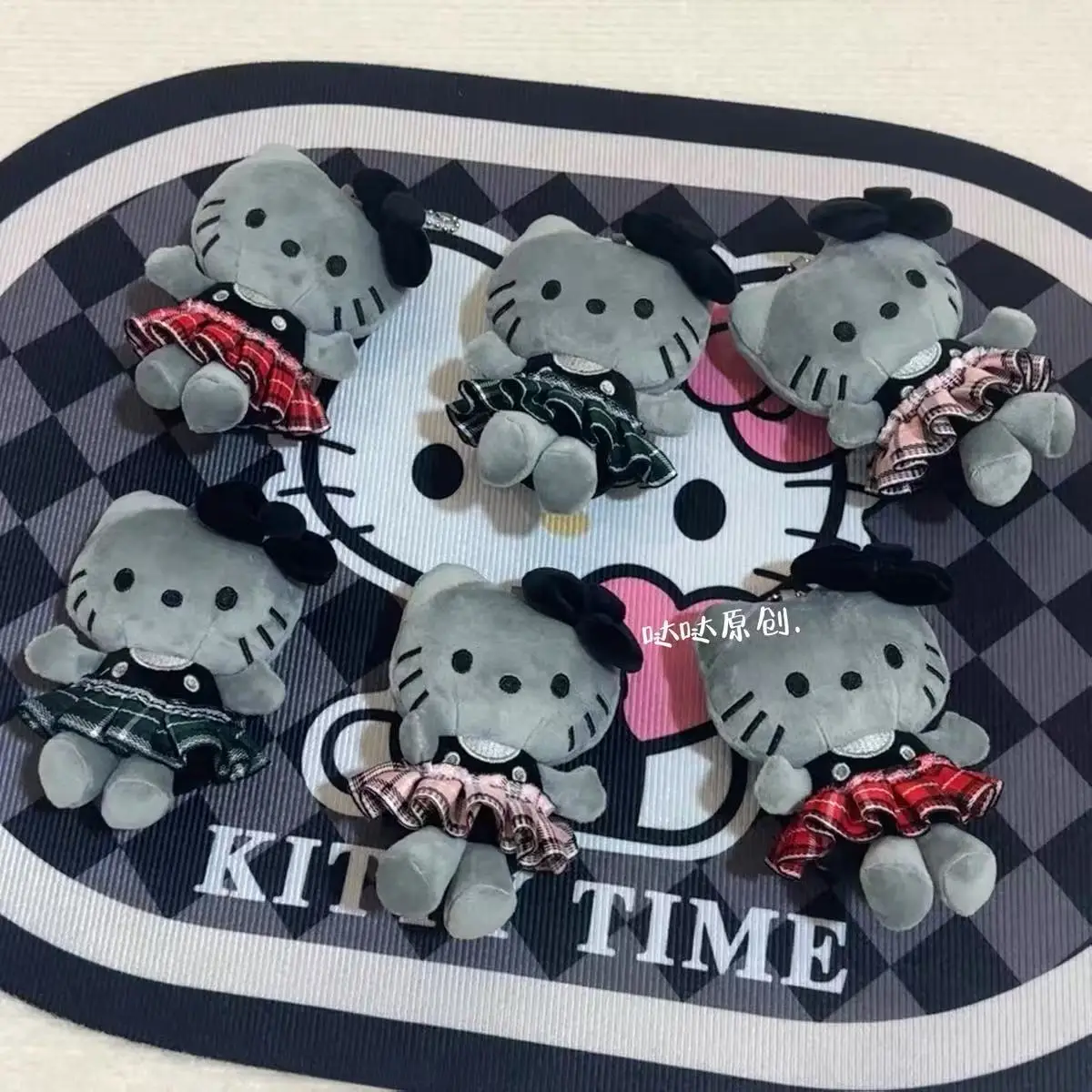 Hello Kitty mignon dessin animé en peluche Kt chat carbone frêne poupée porte-clés Kawaii moelleux peluche jouet sac à dos pendentif cadeaux de vacances