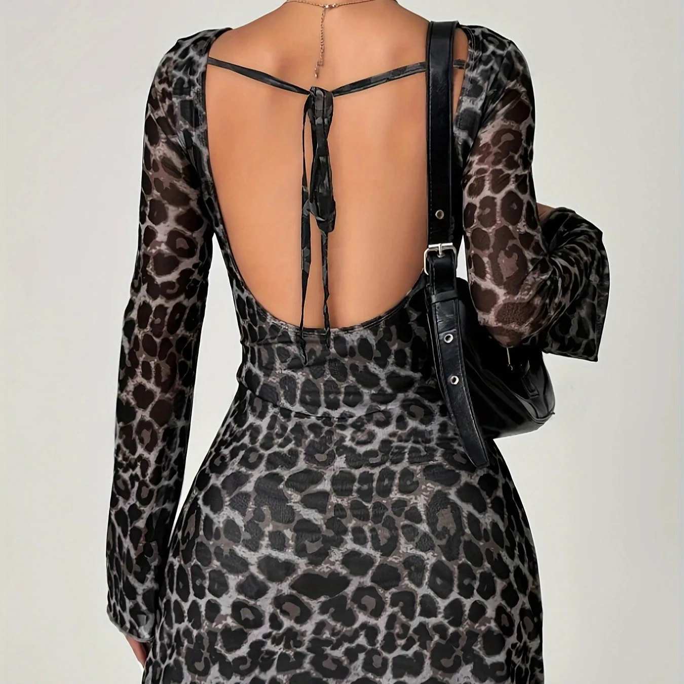 ชุดเดรสแขนยาวเปลือยสีบล็อกใหม่สําหรับฤดูใบไม้ผลิและฤดูร้อนปี 2025