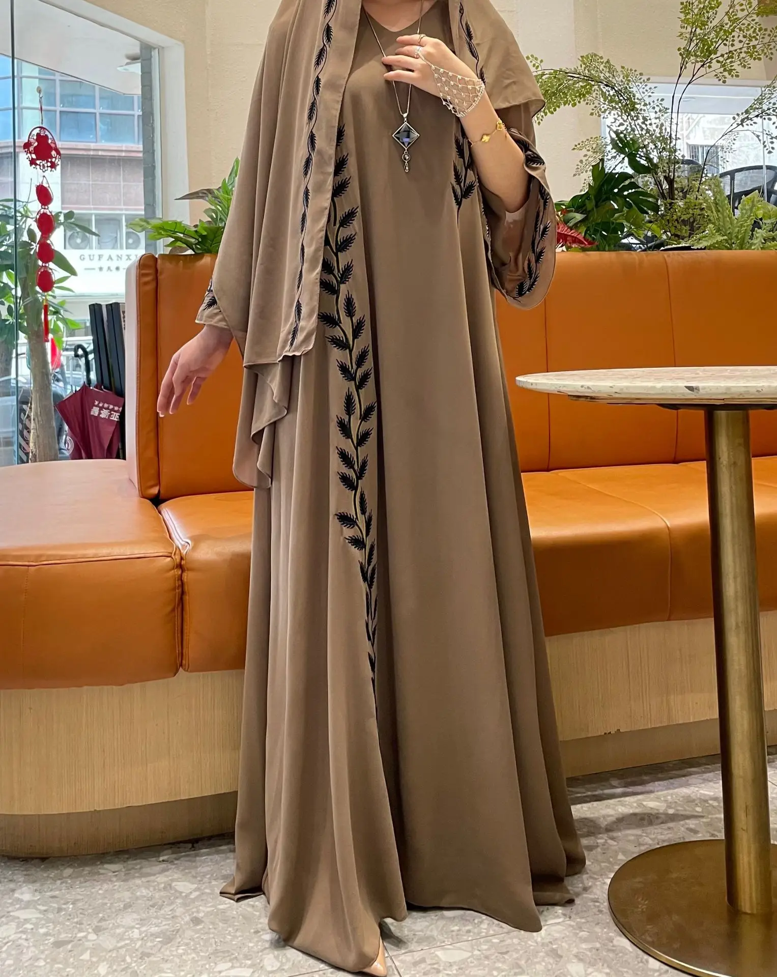 Medio Oriente Dubai Turchia Moda Strada Chiffon Rosa Girocollo Modello vegetale Ricamo Abito lungo Abbigliamento islamico modesto